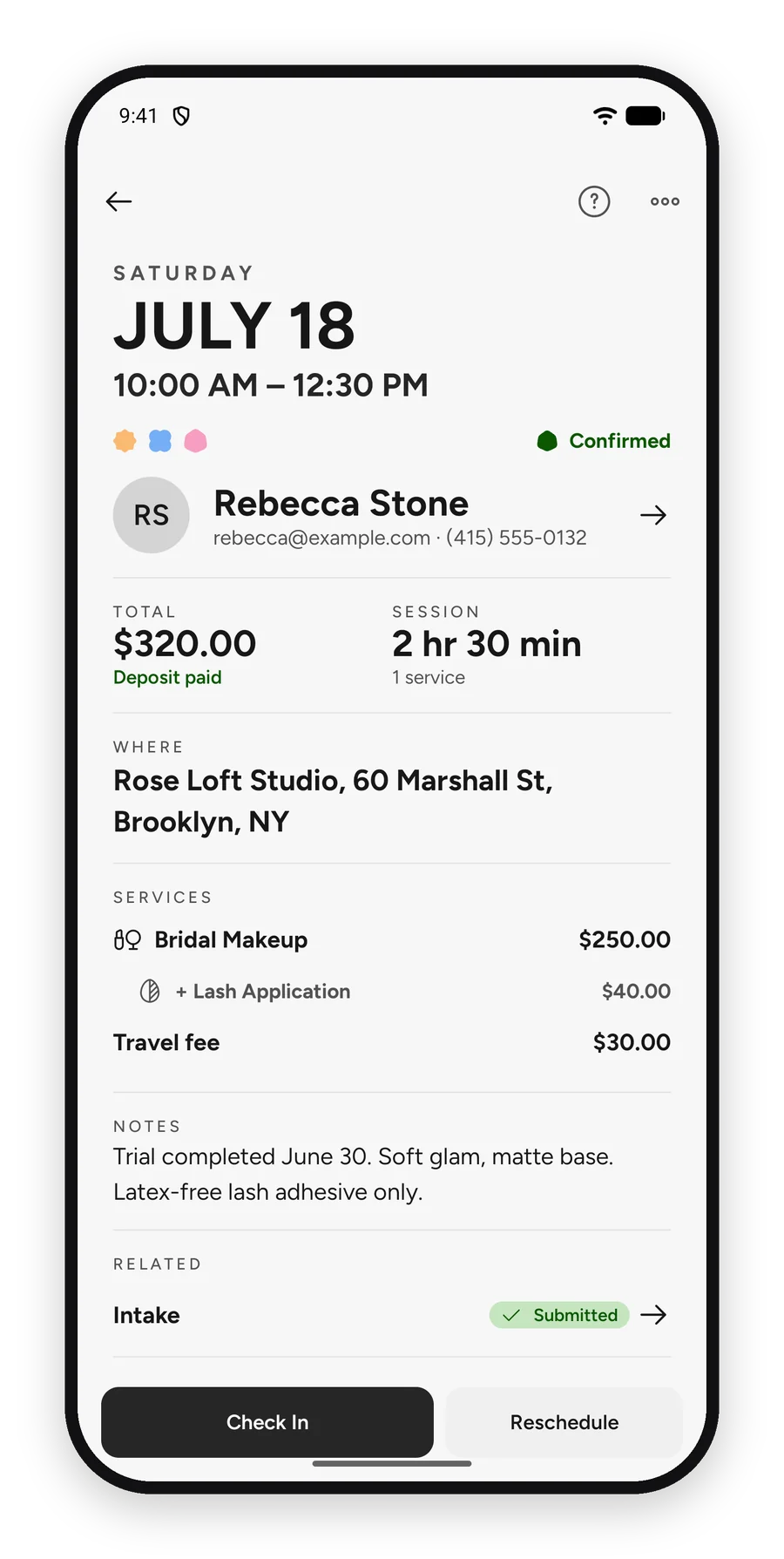 Eine Buchung in der Android-App von MUA Studio mit Angaben zu Kunden, Anzahlung und Leistungen