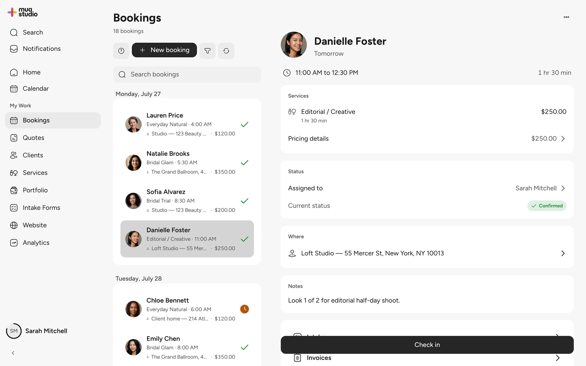 La app web de MUA Studio mostrando una lista de reservas junto a una reserva abierta