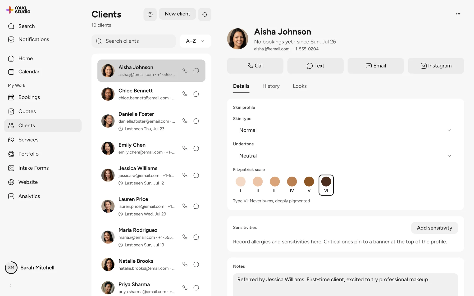 La app web de MUA Studio mostrando la lista de clientes junto al perfil de piel y las notas de un cliente