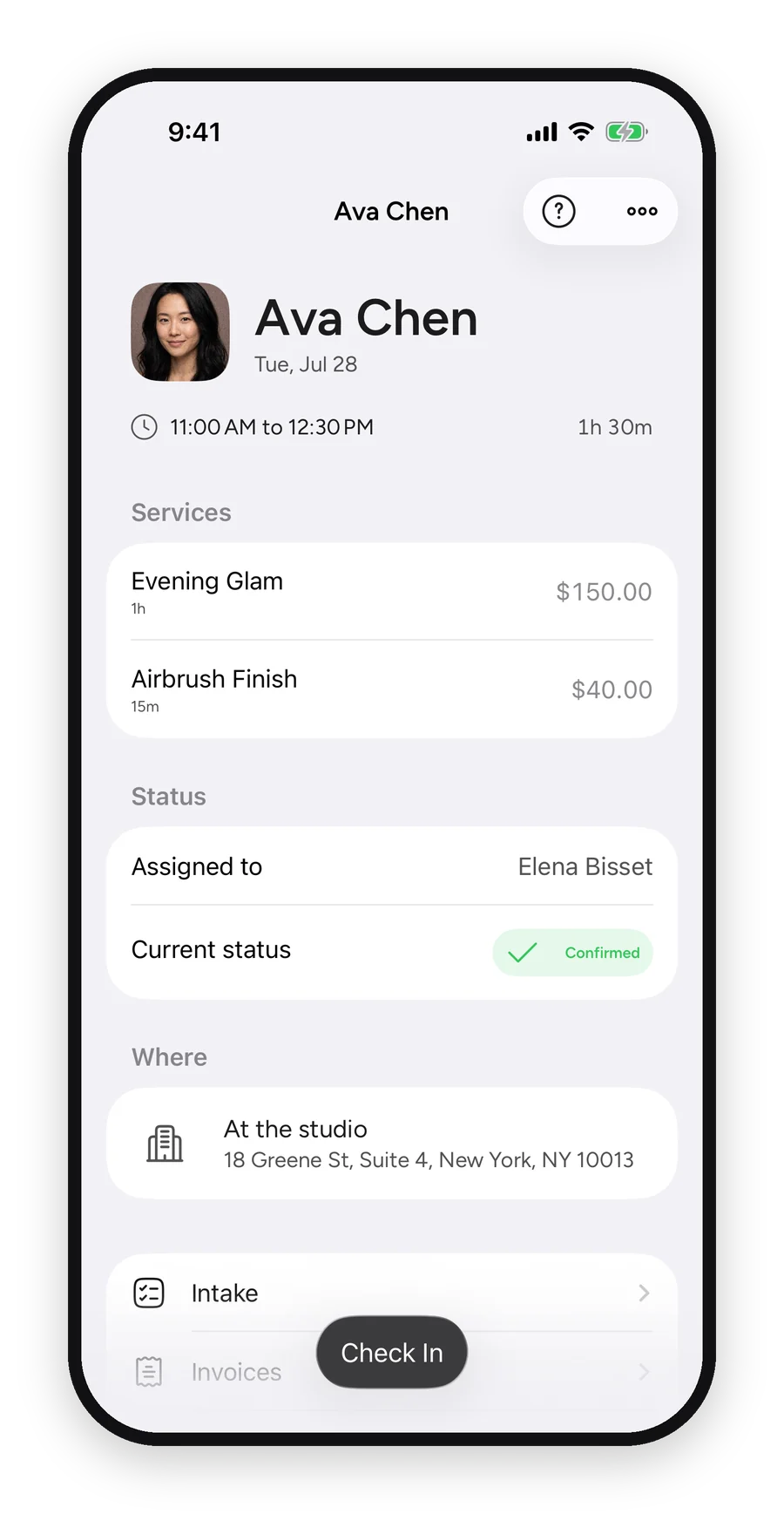 Una reserva confirmada en la app de MUA Studio para iPhone que muestra el cliente, los servicios, la dirección del estudio y a quién está asignada